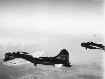 452nd Bomb Group Pair B-17G Pathfinders