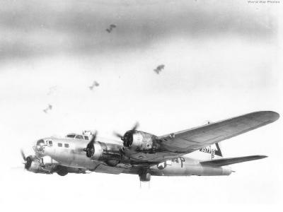 B-17G 43-37703 SU-P Tremblin’ Gremlin of 384th BG