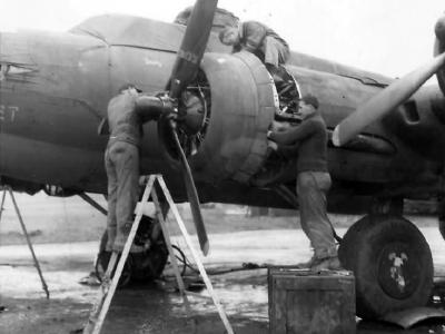 Ground personnel of the 303rd BG work on the engines of B-17 41-24603 The Green Hornet 1943