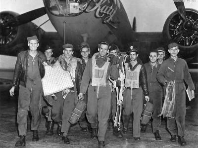 Lt Edwin Little leads his crew from their B-17 „Katy”