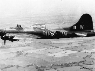 B-17 214 Sqn Fortress III KH999
