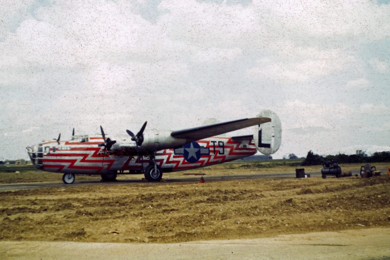 B-24D Liberator 41-24109 Assembly Ship of 466th Bomb Group „READY AND WILLING”
