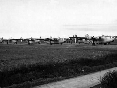 B-24J-145-CO Liberator 44-40118 code „7V-E” named „WELL GET BY” of the 458th Bomb Group, 752nd BS and B-24 J4-H 44-40285 „TABLE STUFF”