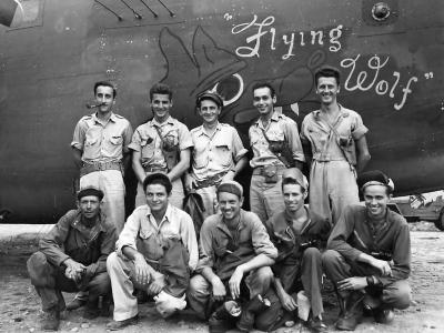 Crew poses with their B-24 Liberator „Flying Wolf” 42-41091 of the 43rd Bombardment Group 403rd Bombardment Squadron 1944