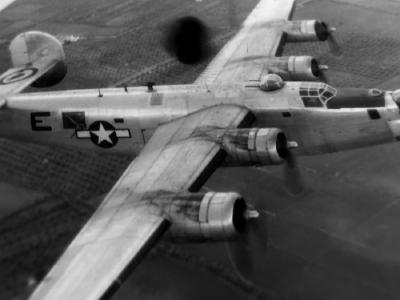 B-24 Liberator code „E” of the 460th Bomb Group 2