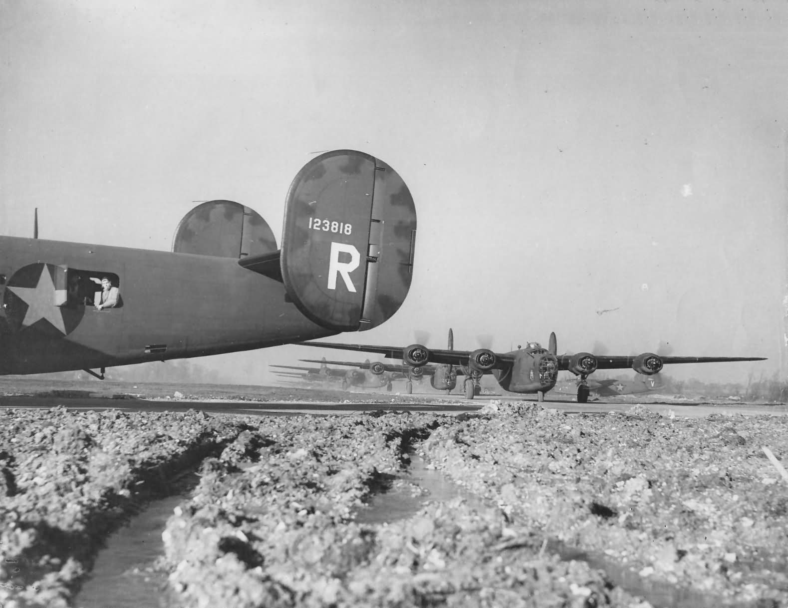 44th BG 67th BS B-24D Liberator 41-23818 „Bela” Taxiing at Airfield in England
