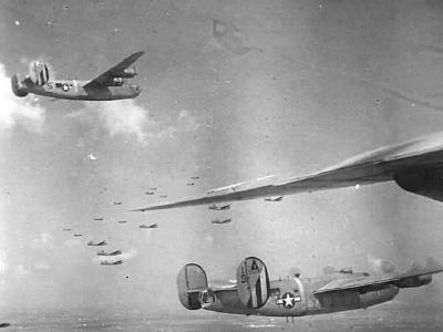 B-24J 42-50490 #19 „Leevus Bee” and B-24G 42-78231 #5 „Satan’s Gal” of the 450th BG