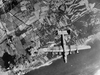 USAAF 8th AF B-24 Bomber Blasts Shulau Oil Refinery at Hamburg 1944
