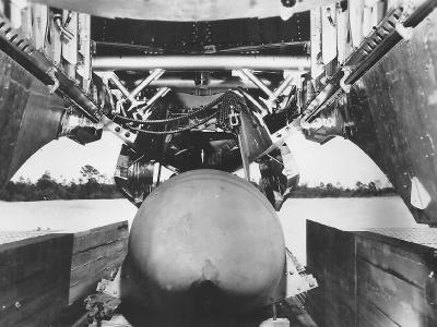 Loading 5400 kg (12,000 lb) US Tallboy bomb on B-29 Marianas