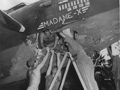 Ground Crewmen Repairing B-17 41-2525 „Madame X”