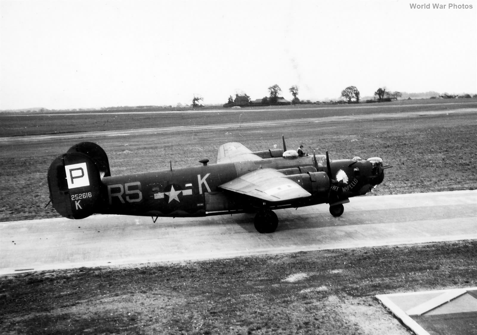 B-24H 42-52618 Chief Wapello Of The 487th Bomb Group | World War Photos