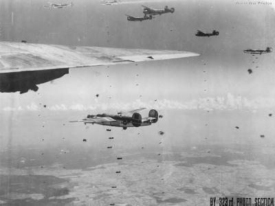B-24 of the 465th dropping bombs