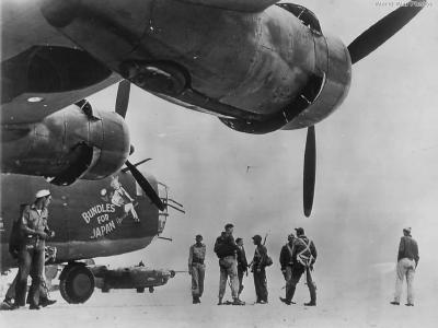 Crew of 307th BG, 370th BS B-24 „Bundles For Japan” 41-23965