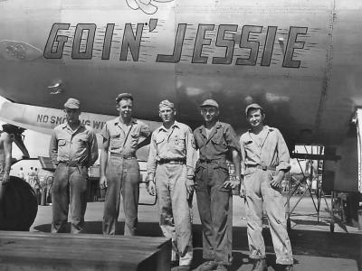 Ground crew poses beside B-29 „Goin’ Jessie” 42-24856