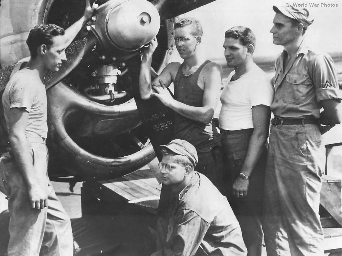 Group of mechanics of a B-29