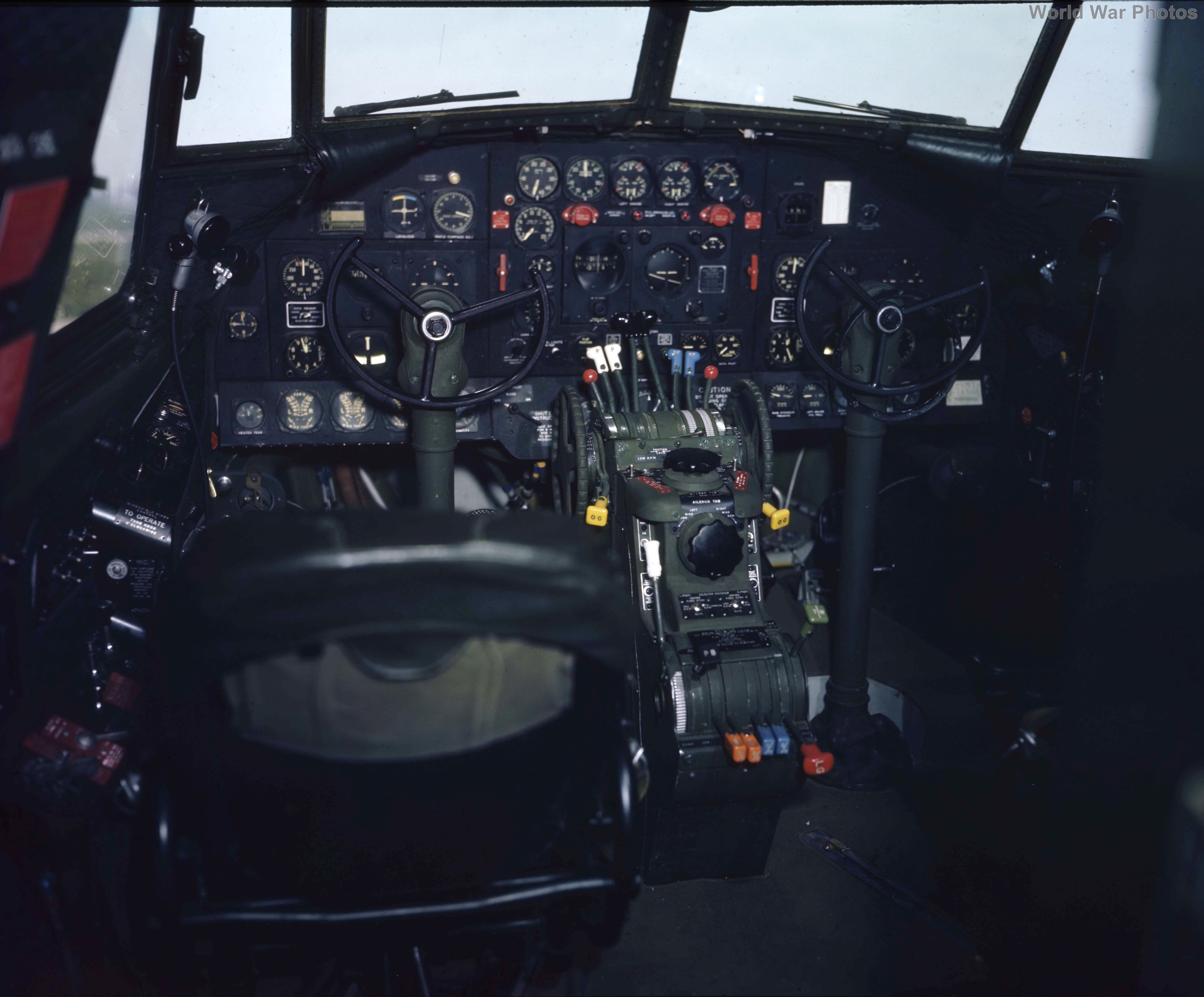 File:Curtiss C-46D cockpit USAF.jpg - Wikimedia Commons