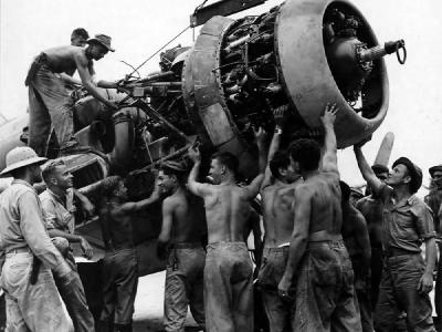 F4U Corsair engine maintenance 1944