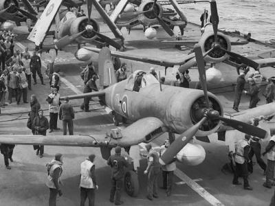Corsair Mk II „7L” aboard HMS Formidable July 1944 3
