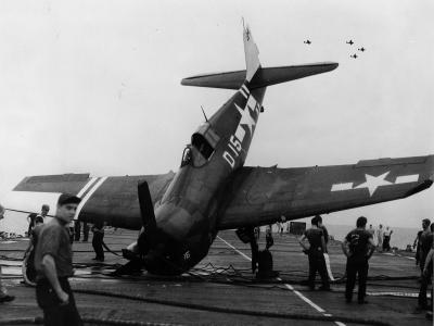 Crashed F6F-5 Hellcat „D15” of VF-40 aboard USS Suwanee