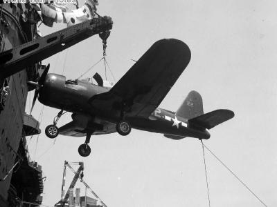 FR-1 „B22” hoisted aboard USS Ranger CV-4, 1945