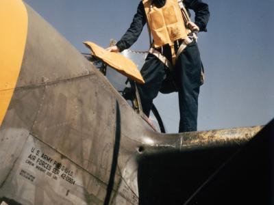 WASP Climbing into a P-38G 42-13534