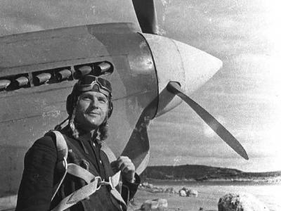 Soviet pilot Pokrovskiy with P-40 1942