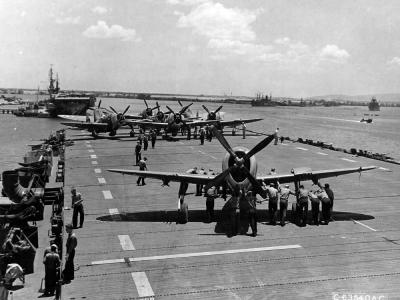 P-47D serial 43-25402 „Smokepole” of the 19th FS, 318th FG on the flight deck of aircraft carrier.