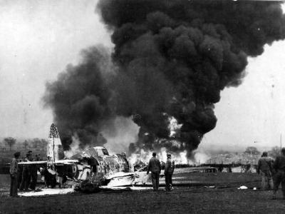 Burning P-47D „Memphis Rebel” code B8-G, England 1944