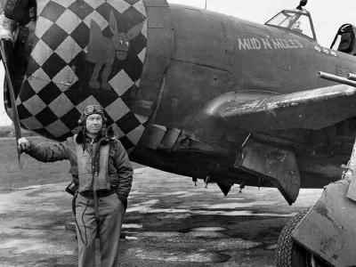Capt Dewey E. Newhart from 350th FS, 353rd Fighter Group with his P-47D Thunderbolt „Mud N’ Mules” serial 42-76141 LH-O