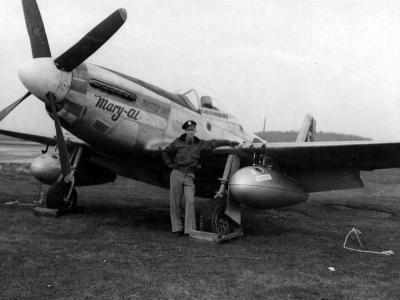 Pilot 1lt James McCubbin of the 385th FS 364th Fighter Group. P-51D Mustang „Mary-al” 44-11242 Coded 5E-F