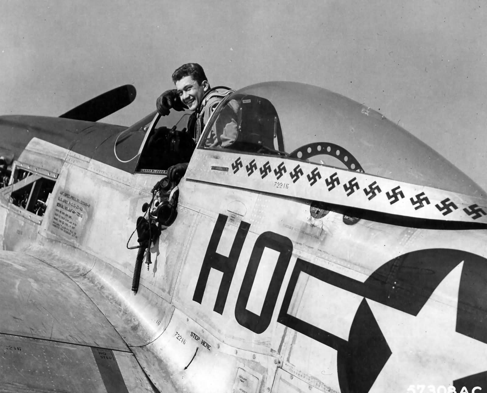 Capt Raymond Littge of the 487th FS 352nd Fighter Group in cockpit P-51D Mustang 44-72216 „Miss Helen” Code HO-M