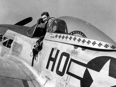 Capt Raymond Littge of the 487th FS 352nd Fighter Group in cockpit P-51D Mustang 44-72216 „Miss Helen” Code HO-M