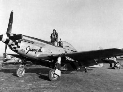 Lt William K Lahke of the 351st FS 353rd Fighter Group In The Cockpit Of P-51D 44-14781 „Janny M.” Coded YJ-U