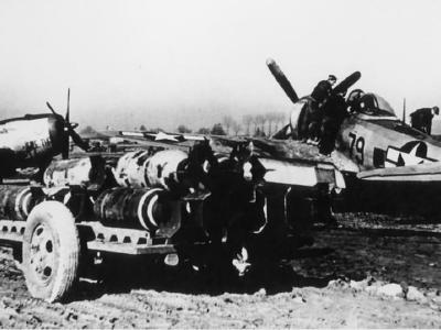 Ground personnel work on P-47 Thunderbolt 42-270795 324th FG