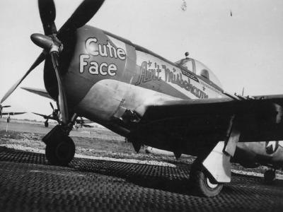 P-47 44-32947 with double Nose Art „Cutie Face” and „Ain’t Misbehavin”