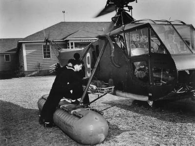Sikorsky HNS-1 helicopter during simulated rescue 1944
