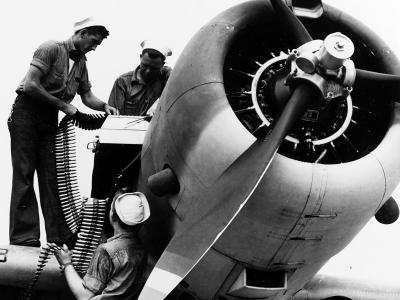 ground crew loading 12,7 mm ammo