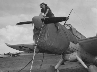 Women mechanic work on a SO3C-2C