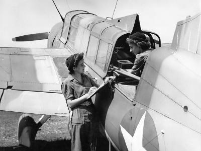 British SO3C-2C Seamew and WRNS aircraft checkers, 1943