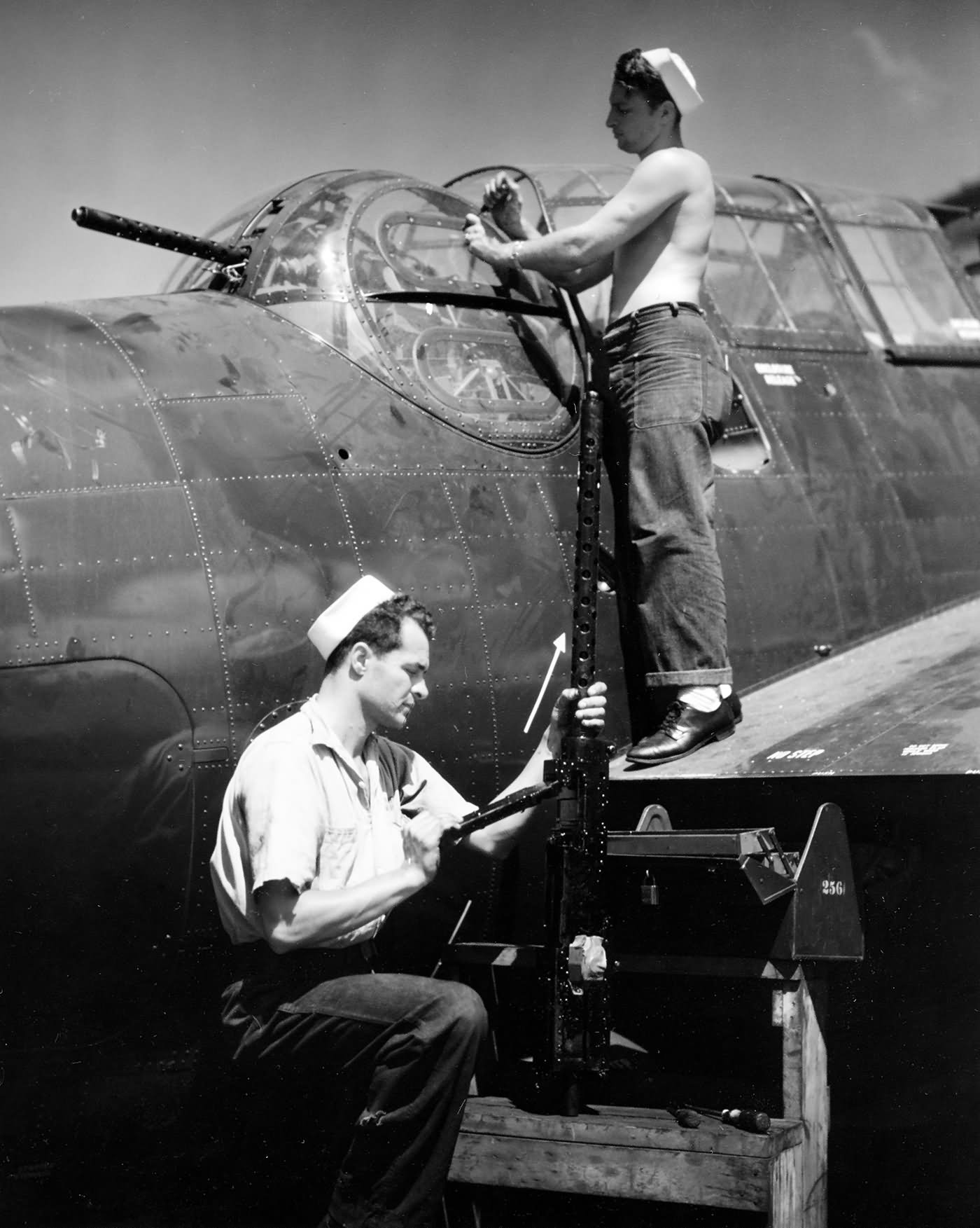 Aviation ordnancemen service .50 caliber (12,7 mm) machine guns