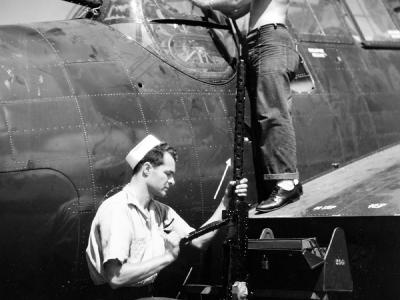 Aviation ordnancemen service .50 caliber (12,7 mm) machine guns