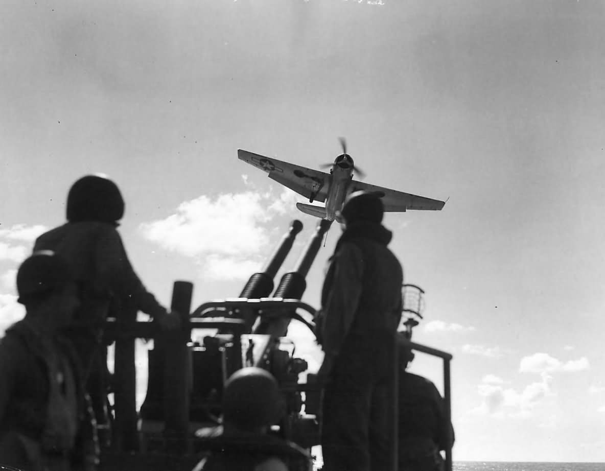 gun crew covers TBF landing on USS Card (CVE-11) – 1943