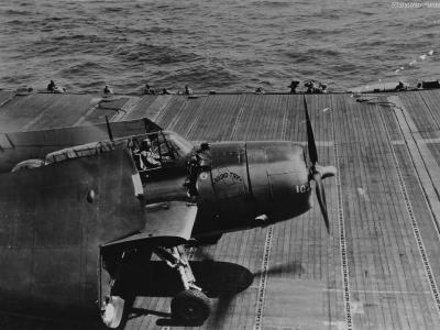 Ens Higma in damaged TBM-3 named „Round Trip” 11 November 1944
