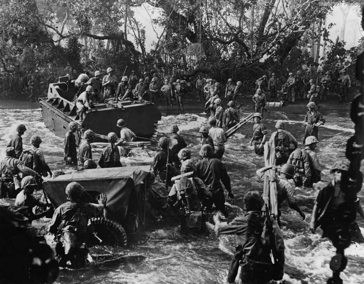 1st Division Marines unload Jeep during Cape Gloucester landing | World ...