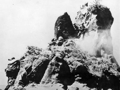 Marines fighting Japanese on Iwo Jima 1945
