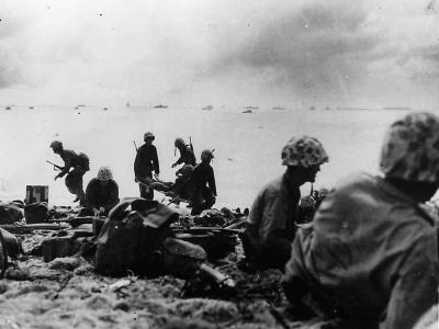 Marines landing on beach at Namur