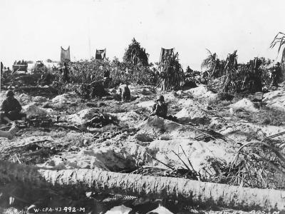27th Division troops digging foxholes on Butaritari