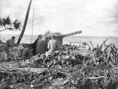 US Troops inspect Japanese dummy gun on Makin Island