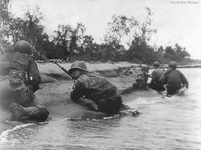 US soldiers move up to clear Japanese snipers from jungle foliage