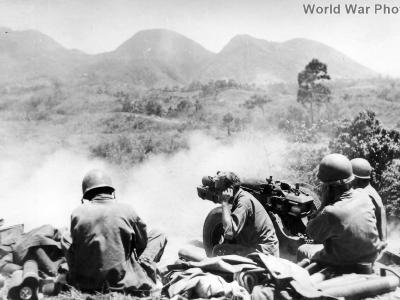 GIs fire 75mm Pack Howitzer M1 at Japanese, Negros